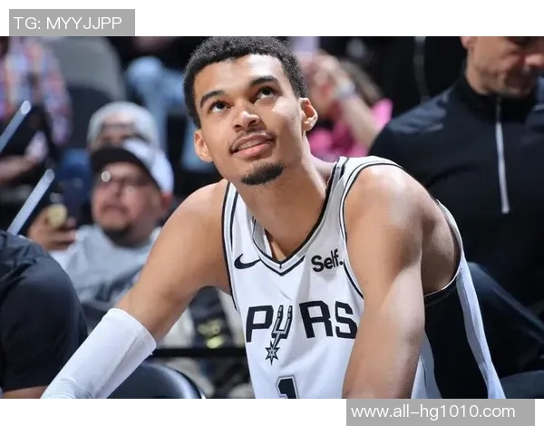 浓眉与文班生涯第三年数据相近美媒感叹联盟本应由浓眉主宰 浓眉与文班生涯第三年数据相近美媒感叹联盟本应由浓眉主宰